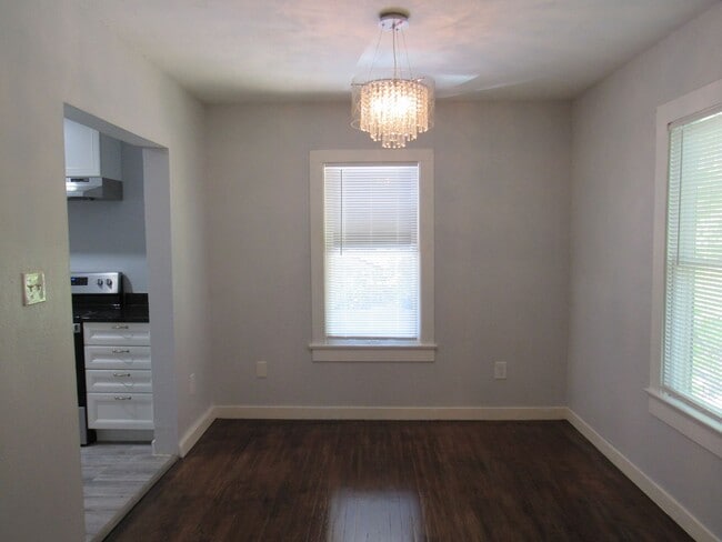 Building Photo - 2 Bedroom in Alamo Heights!