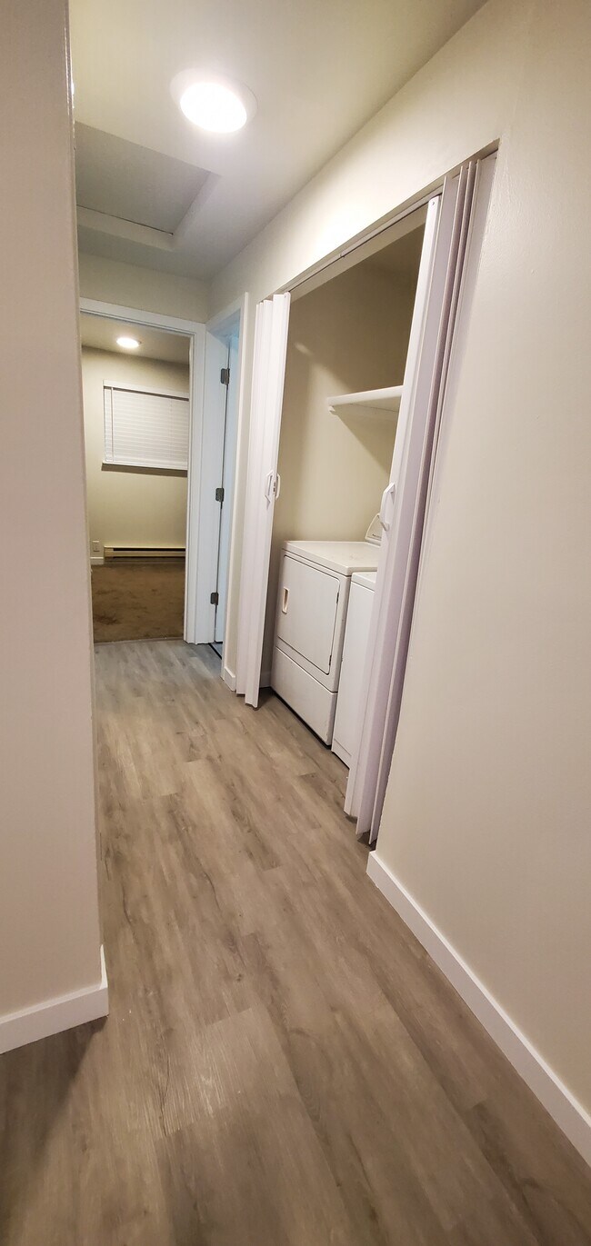 Laundry hook ups - 456 Front St N