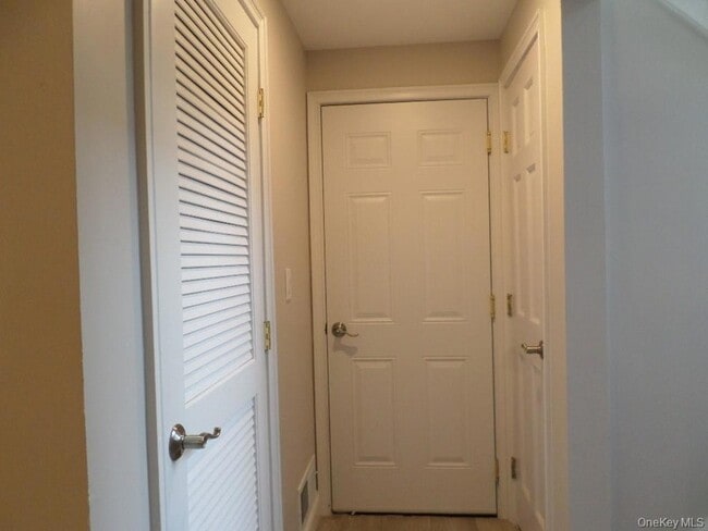 Building Photo - 8 Jodi Ln