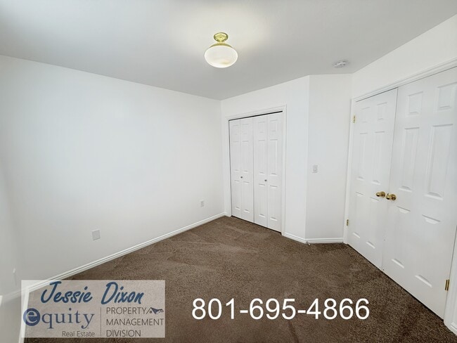Building Photo - 108 W Oaks Dr
