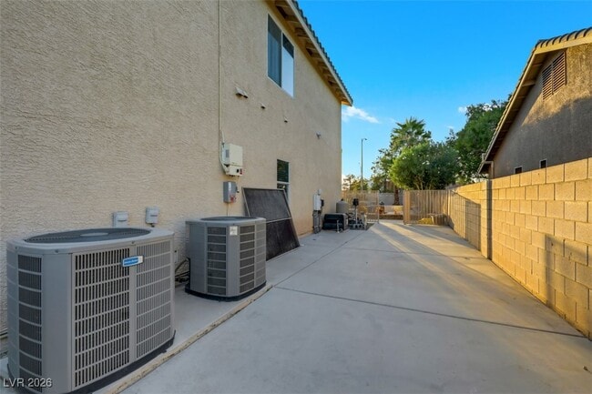 Building Photo - 9495 Vieno Canyon St