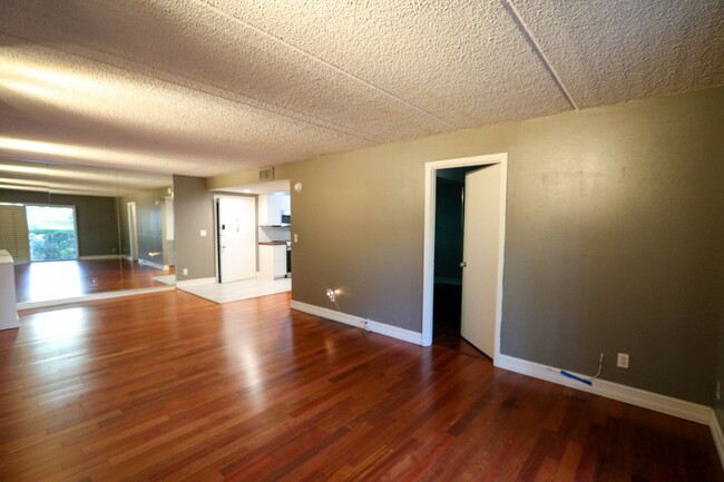 Building Photo - First-floor 1-bedroom, 1.5-bath condo in  ...