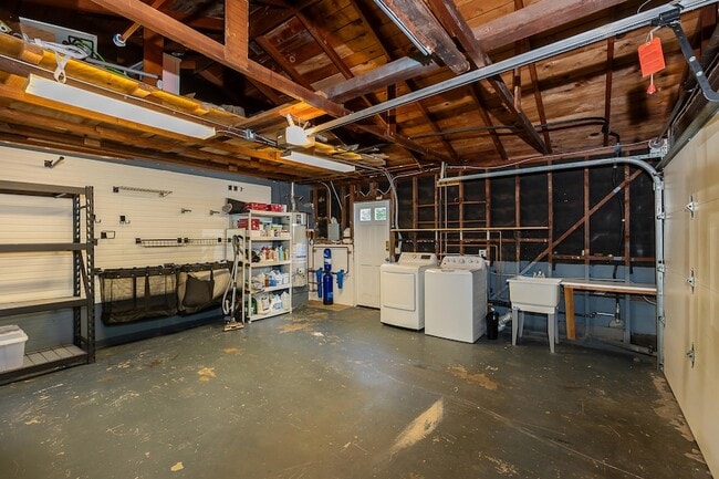 Building Photo - 2166 E Valley Rd
