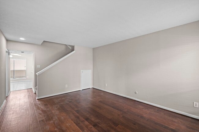 Building Photo - 925 Memorial Village Dr
