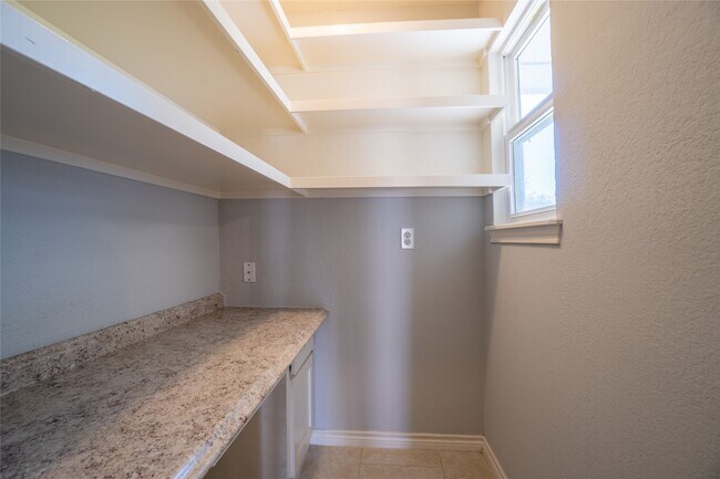 Building Photo - 140 Lakewood Dr