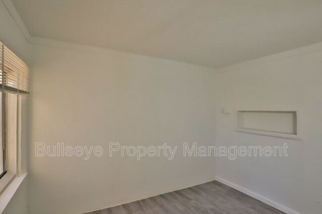 Building Photo - 102 E Hatcher Rd