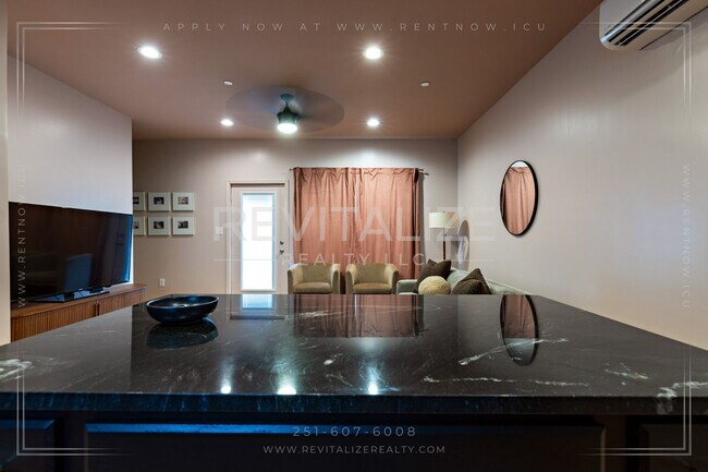 Building Photo - Fully Furnished Townhome w/ Private Garage