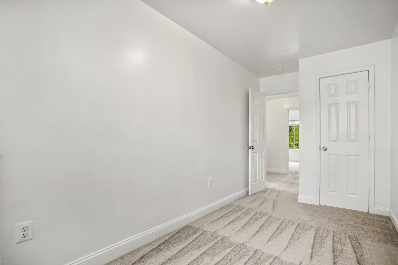 Building Photo - 349 Parkland Pl SE