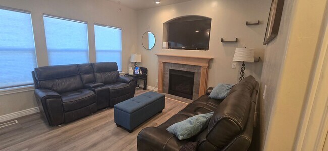 Building Photo - Beautiful 3 Bed 3.5 Bath in Riverton!!