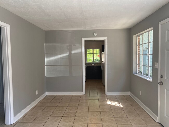 Building Photo - 2 bedroom 1 bath house