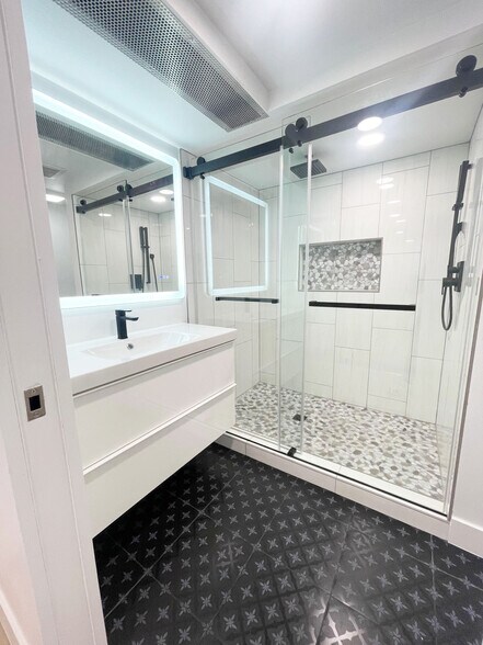 Master Suite 1 Full Bath - 491 S Otis St