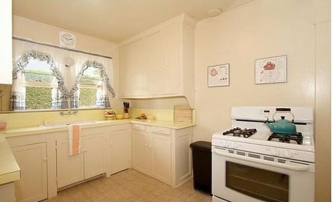 Building Photo - 1007 W Beach Blvd