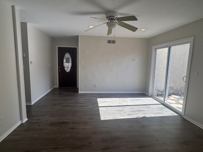 Building Photo - Charming RE-MODELED 3 bed / 2 bath home