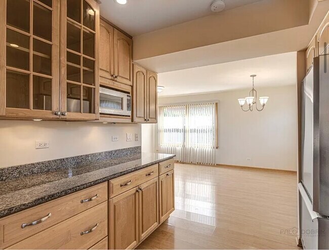 Building Photo - 317 E Valley Ln