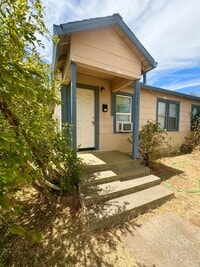 Building Photo - Quaint One Bedroom Duplex