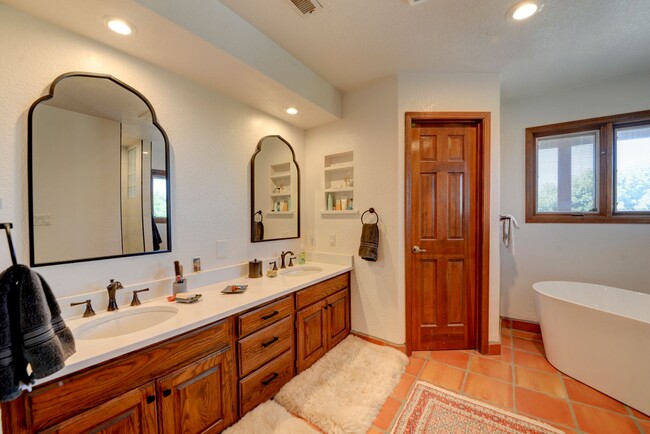Building Photo - Stunning 4-Bedroom Albuquerque Foothill Ho...