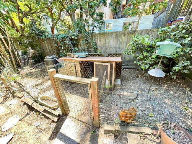 Building Photo - 1BR/1BA Garden Apartment! Laundry! Storage...