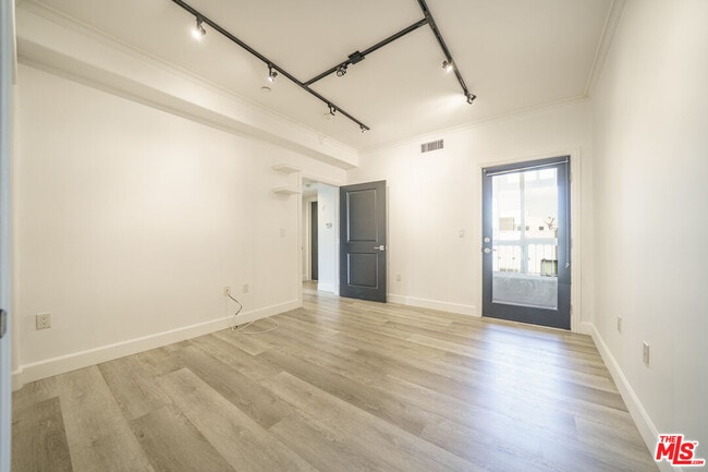 Building Photo - 970 S St Andrews Pl