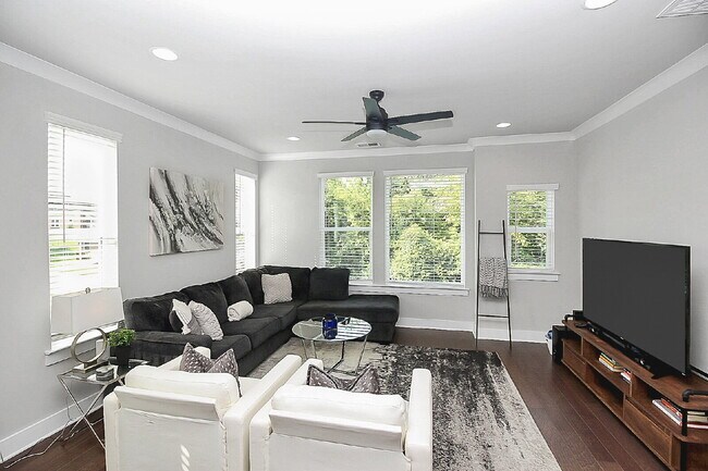 Building Photo - End Unit in SOUTH END