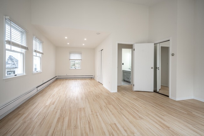 Building Photo - 14 Deane Pl