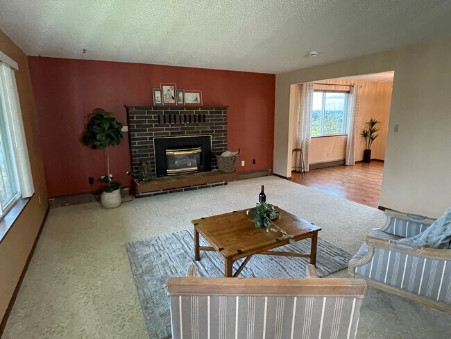 Building Photo - Lovely Home with wonderful Views and a Mas...