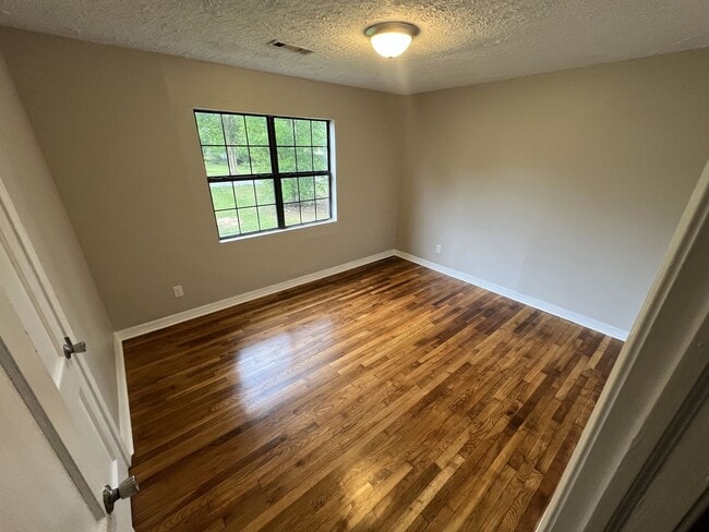 Building Photo - Beautifully Renovated 2 Bed / 1 Bath Home – Modern Upgrades Throughout!