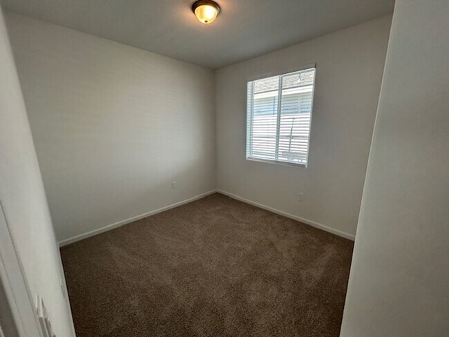 Building Photo - Brand new 4 bedroom 3 bathroom with solar in NW Visalia!!