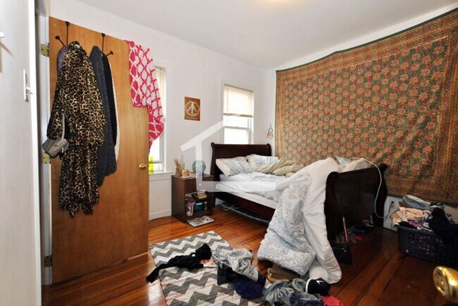 Building Photo - Bright three bed..... Sept 1st!