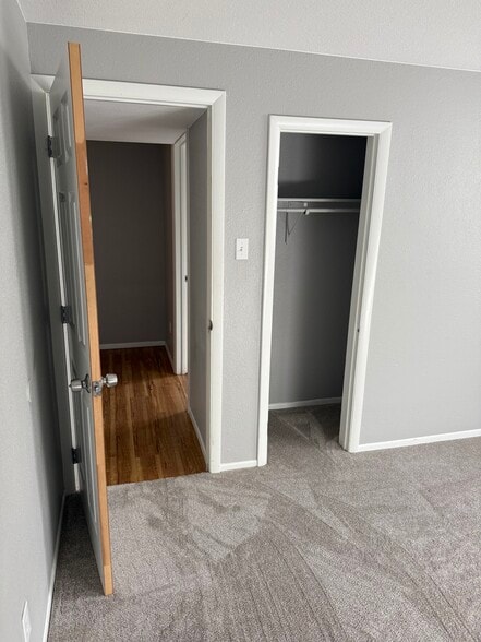 Building Photo - 1917 Oakwood Dr