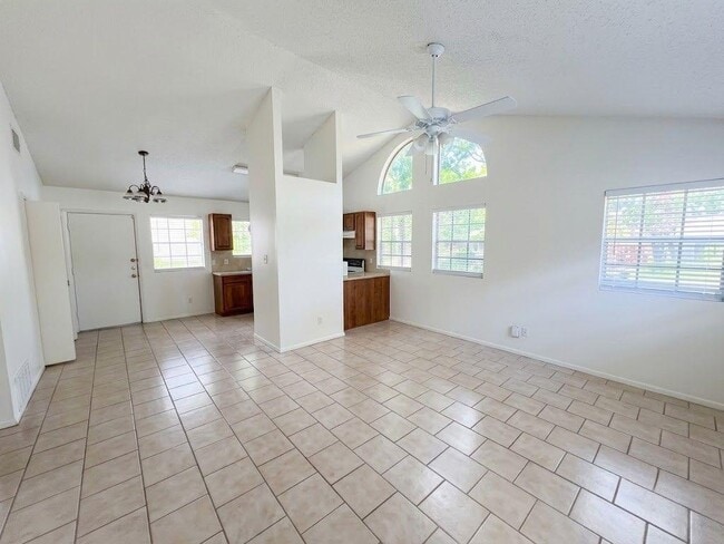 Building Photo - 8811 Pineridge Dr
