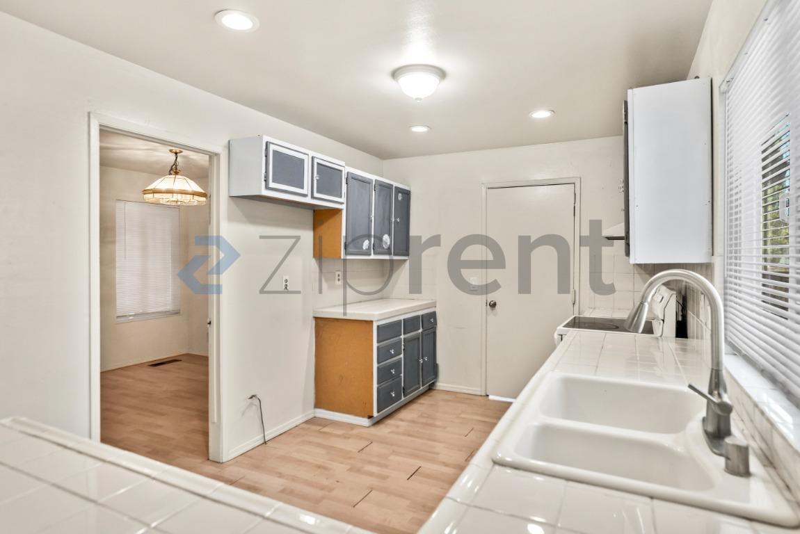 Building Photo - Unit