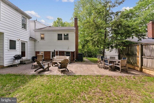 Building Photo - 7911 Roswell Dr