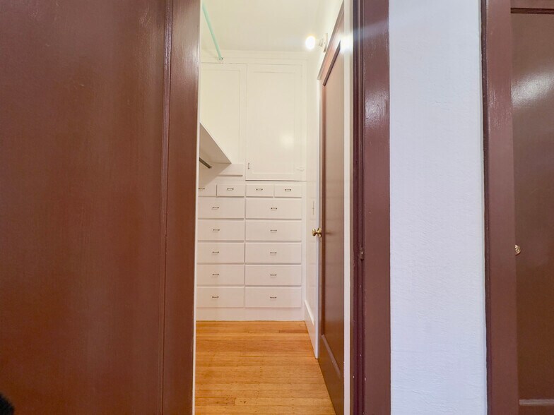 Building Photo - 2733 Russell St