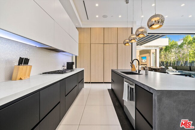 Building Photo - 4458 Mammoth Ave