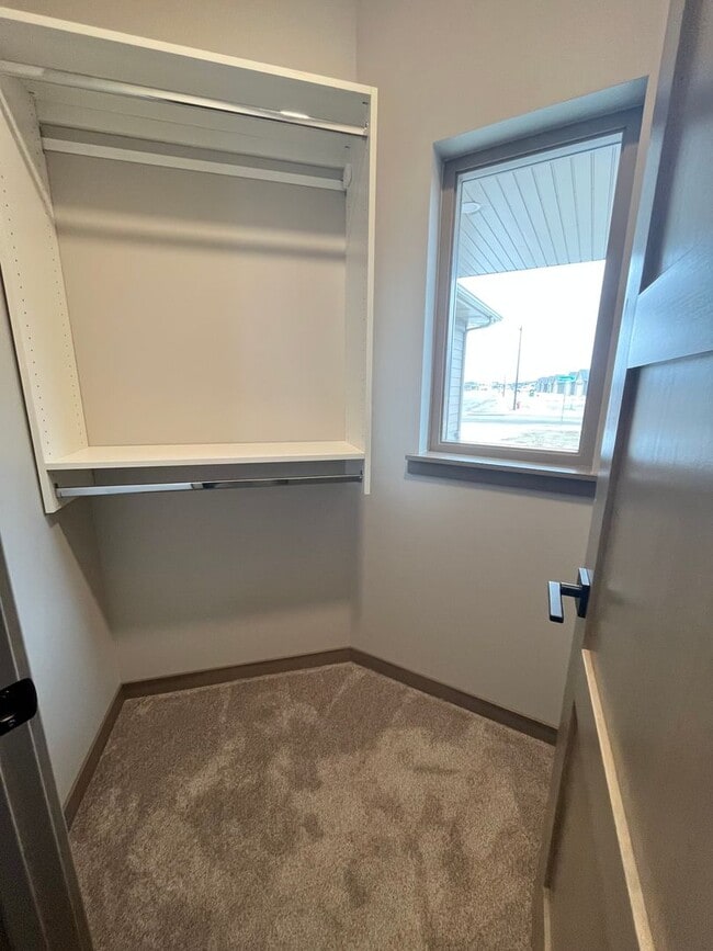 Building Photo - Spacious 2 Bed/2 Bath House with 3 Car Garage!