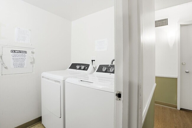 Building Photo - Spacious Cap Hill Condo with Garage Parking