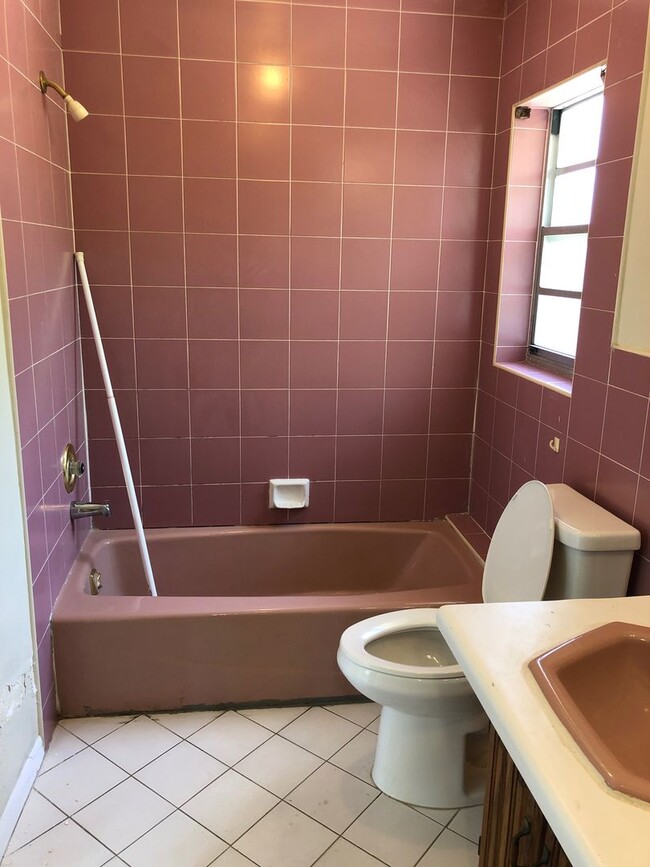 Building Photo - Large 4-2 house with central air and hookups for washer and dryer