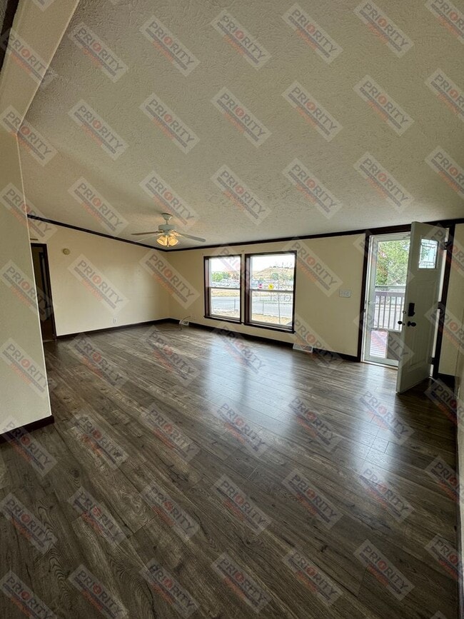 Building Photo - Spacious 4 bedroom single family home