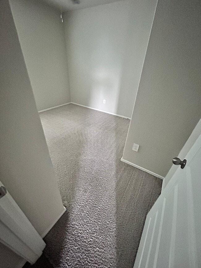 Building Photo - 596 Jennifer Wy