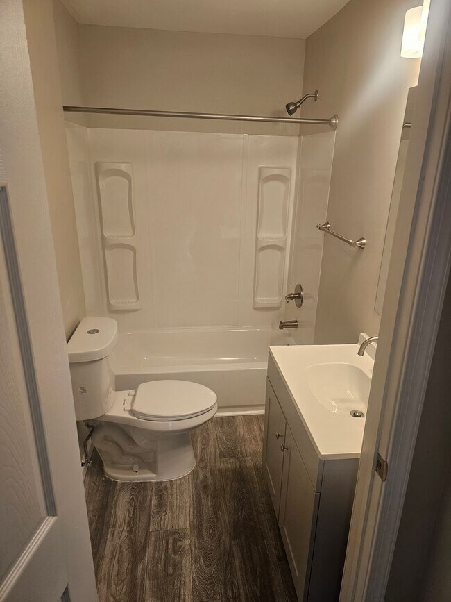 Building Photo - Beautifull renovated 2 bed 1.5 bath!