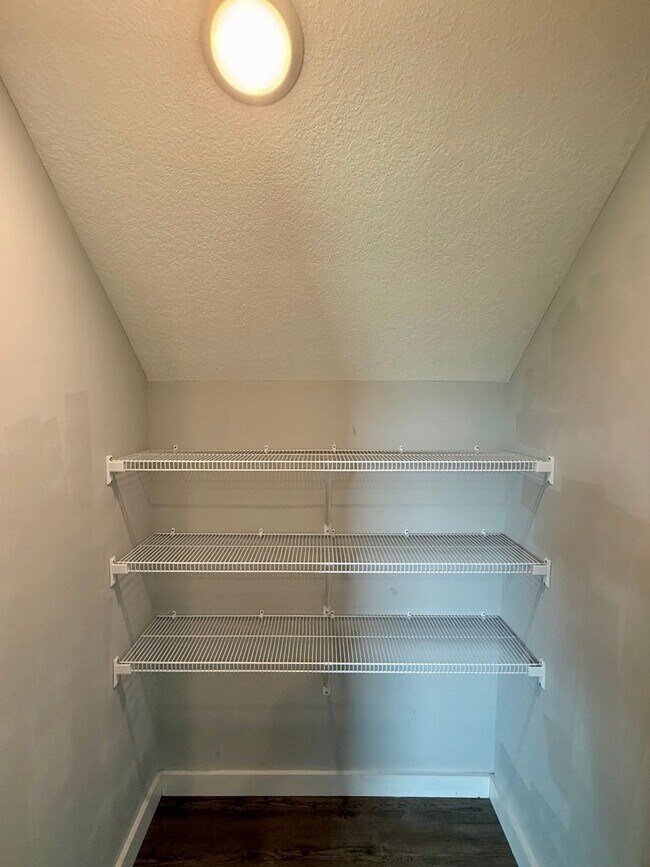 Building Photo - Knoxville 37921 - 2 bedroom 1.5 bath - cal...