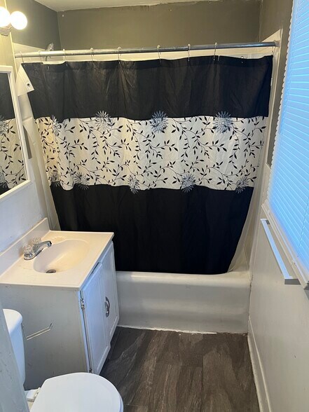 Shower with bathtub in the single bath - 830 W Jefferson St