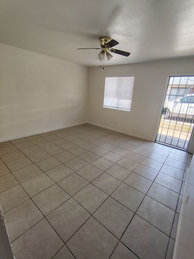 Building Photo - 2 Bed / 1 Bath – Gated Unit with Private Patio | Bakersfield