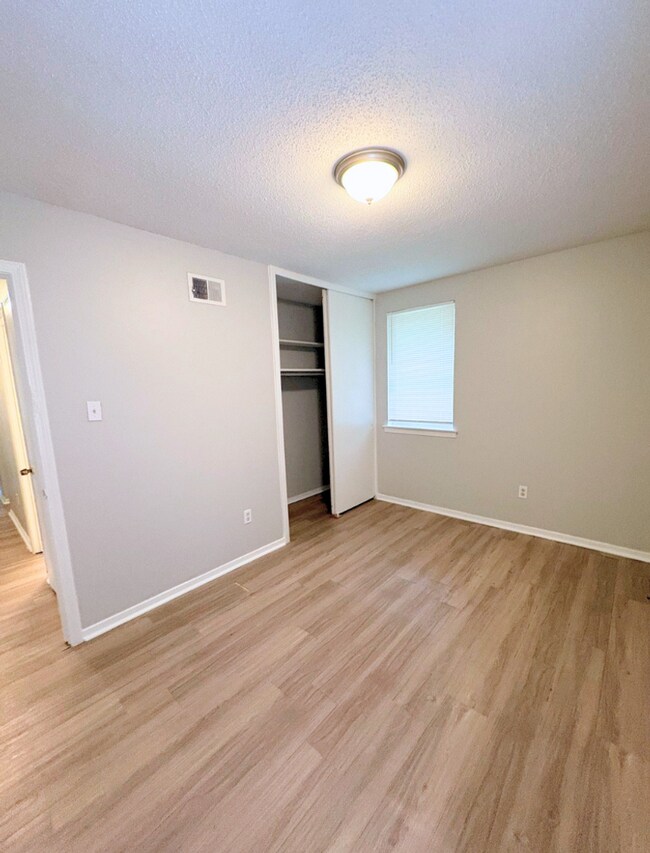 Building Photo - 3666 Bluff Wood Dr