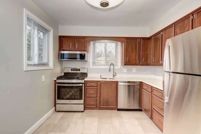 Building Photo - 3 Bed 2.5 Bathroom - Chevy Chase Rancher -...