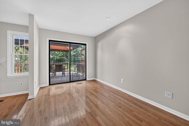 Building Photo - 6374 English Ivy Way