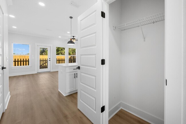 Building Photo - 710 Dale Pl