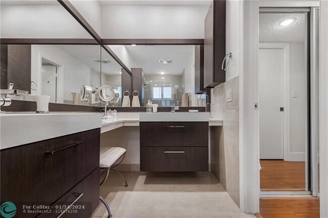 Building Photo - 812 E Cypress Ln