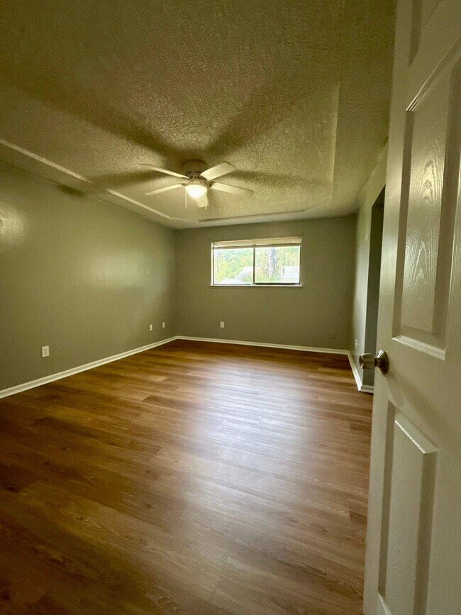 Building Photo - 1594 Twin Oak Dr E