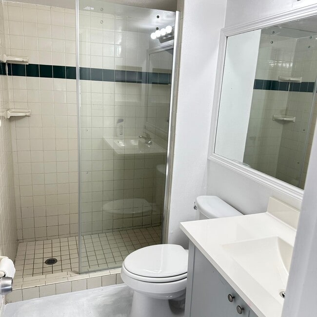 Building Photo - 5600 Beach Way Dr